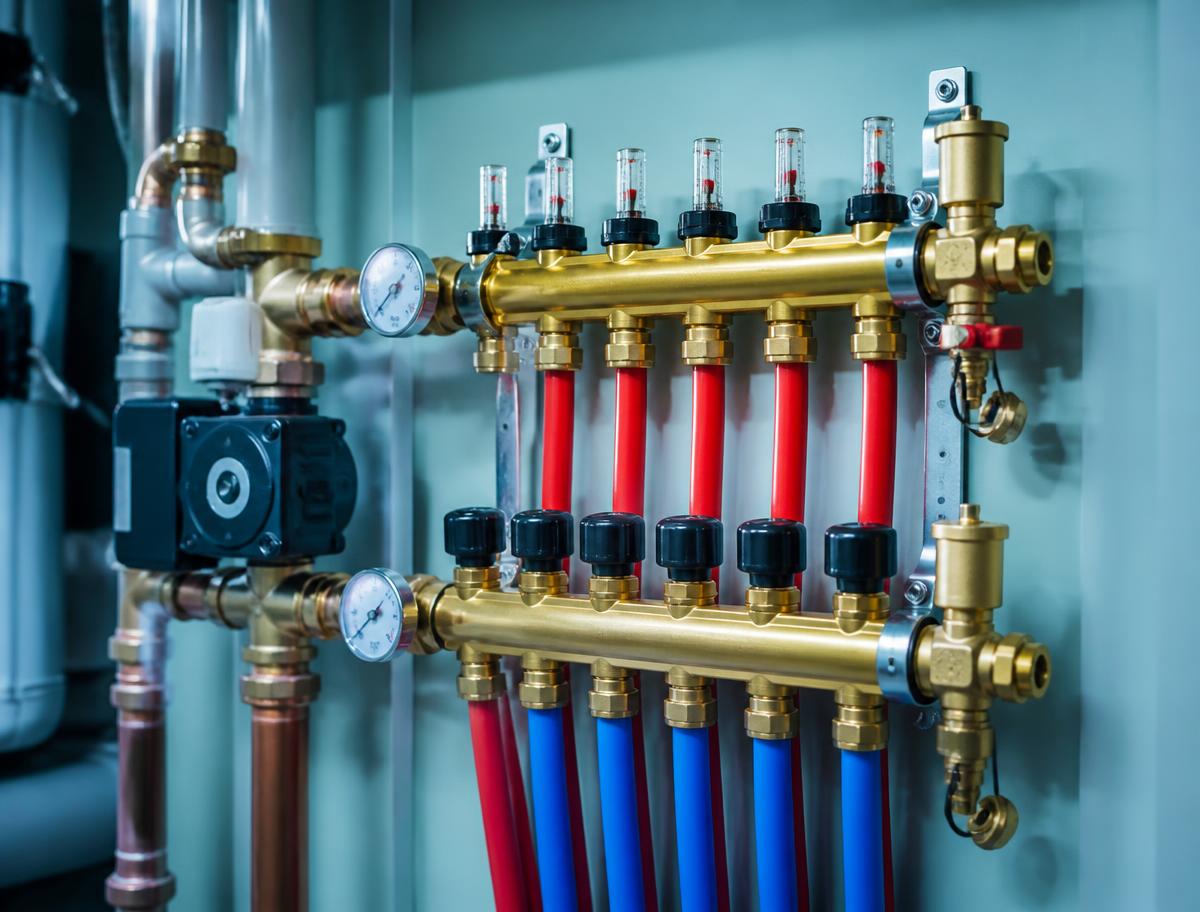 Clean hydronic manifold installation in a mechanical room